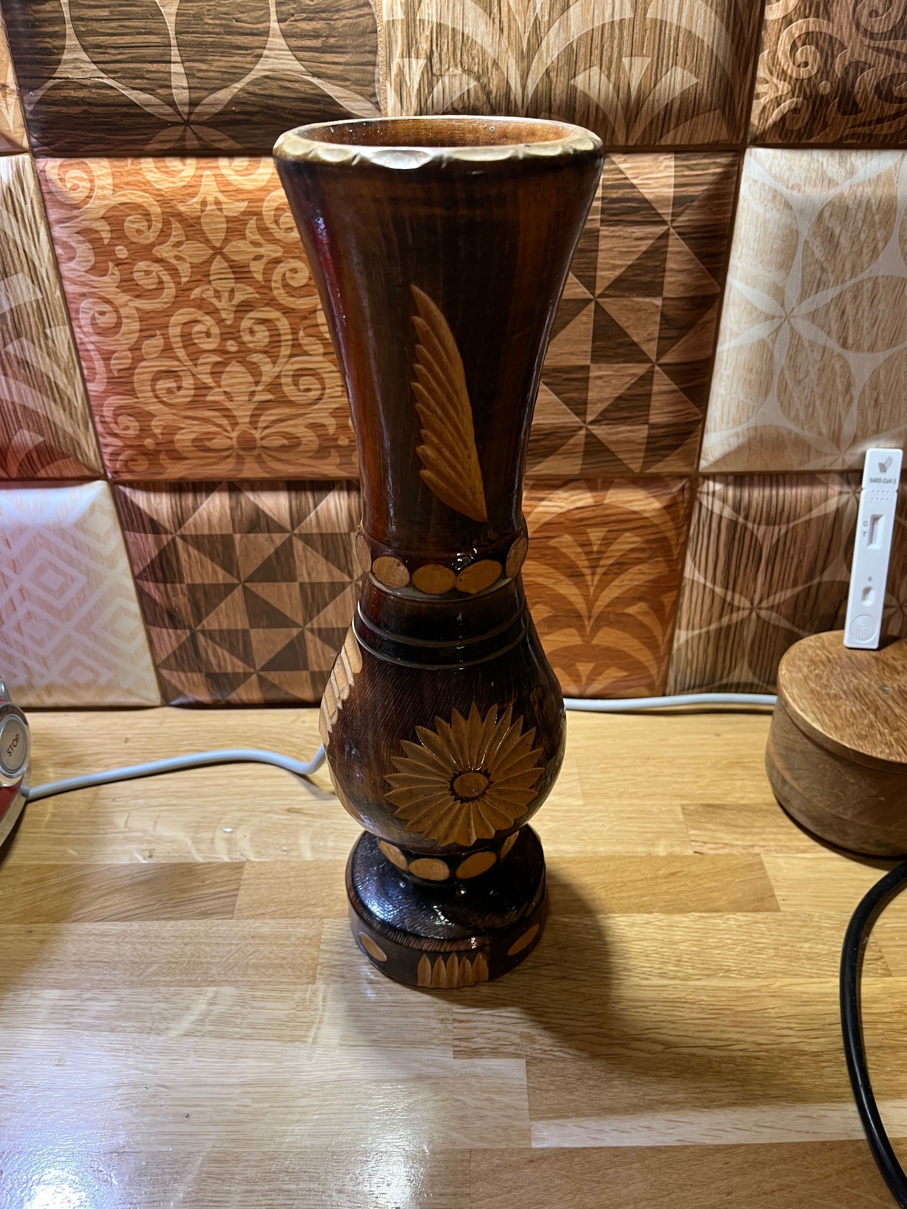Много красива дървена ваза с дърворезба