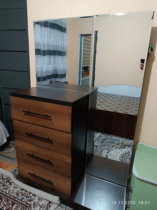 Спальня гарнитура мебель сотилади.