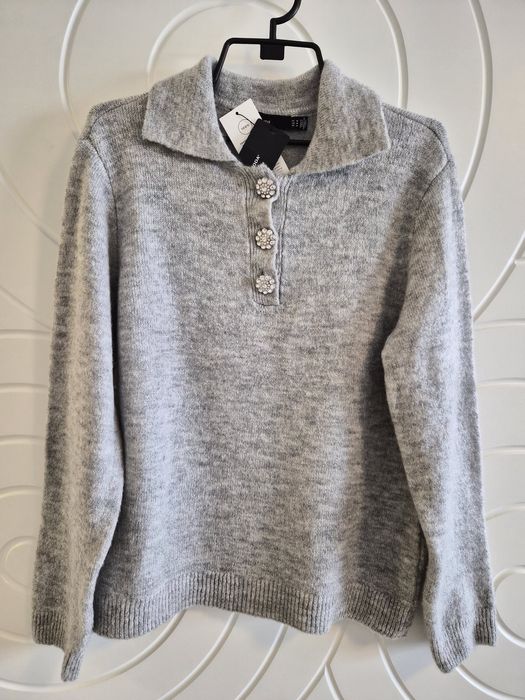 Сиво пуловерче с копчета като бижу