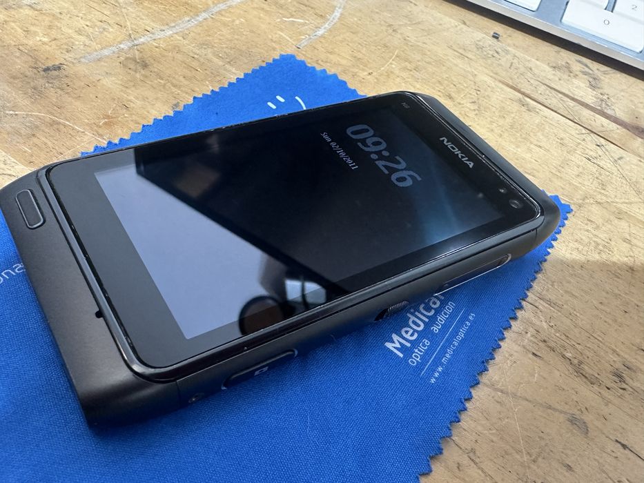 Nokia n8 negru la culoare