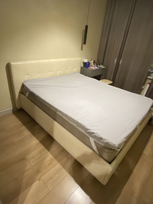 Продам двухспальную кровать с матрасом