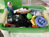 Малка кутия с дребни играчки и Лего части - за момчета