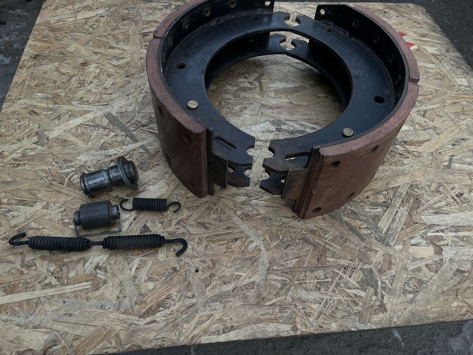 Тормозные колодки новые МАЗ 500