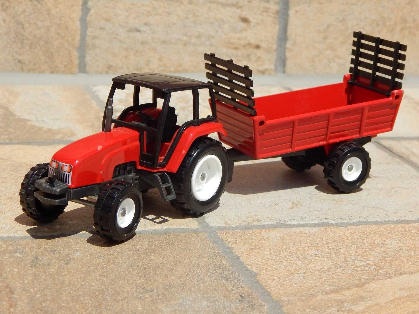 Macheta tractor agricol cu directie + remorca metalic Majorette 23 cm