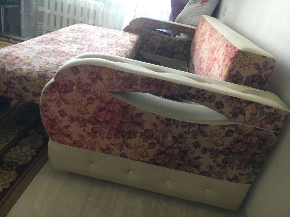 Продаётся  диван срочна . Торг будет.