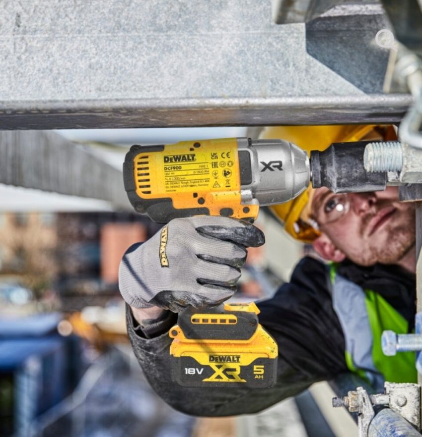 Акумулаторен безчетков Ударен Гайковерт DeWalt DCF900NT/18V с Куфар