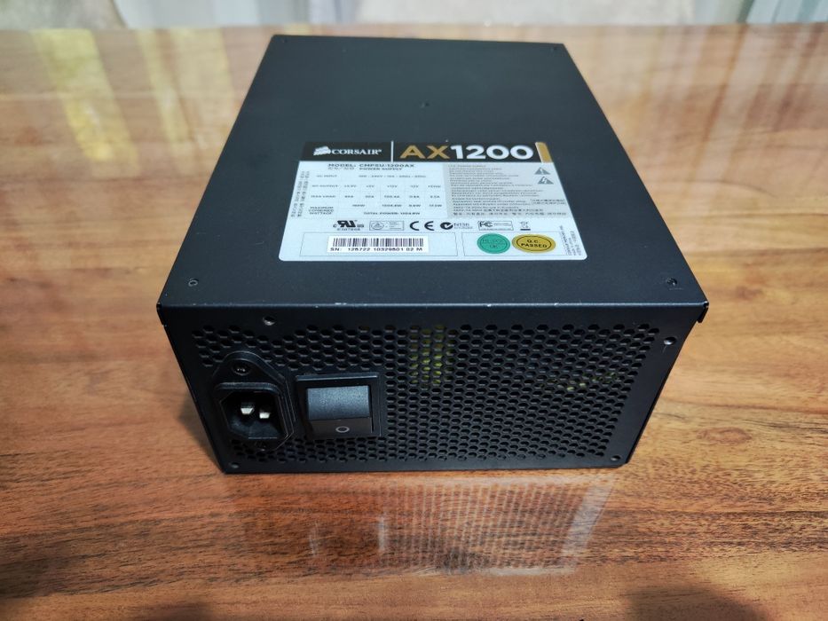 Продавам работещо захранване Corsair Professional Series Gold AX1200
