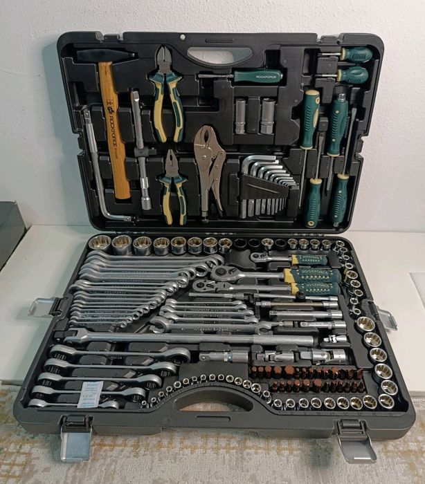 Набор инструментов Rock force 142+6 премиум чемодан ключей