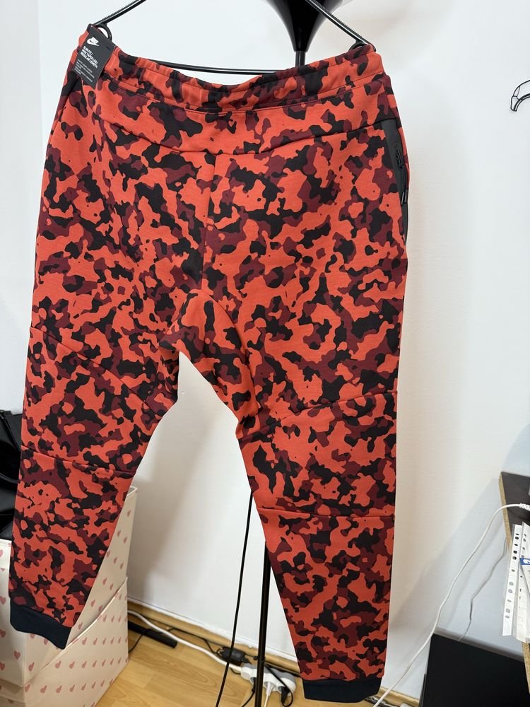 Pantaloni trening Nike Tech Fleece Red Camo XL