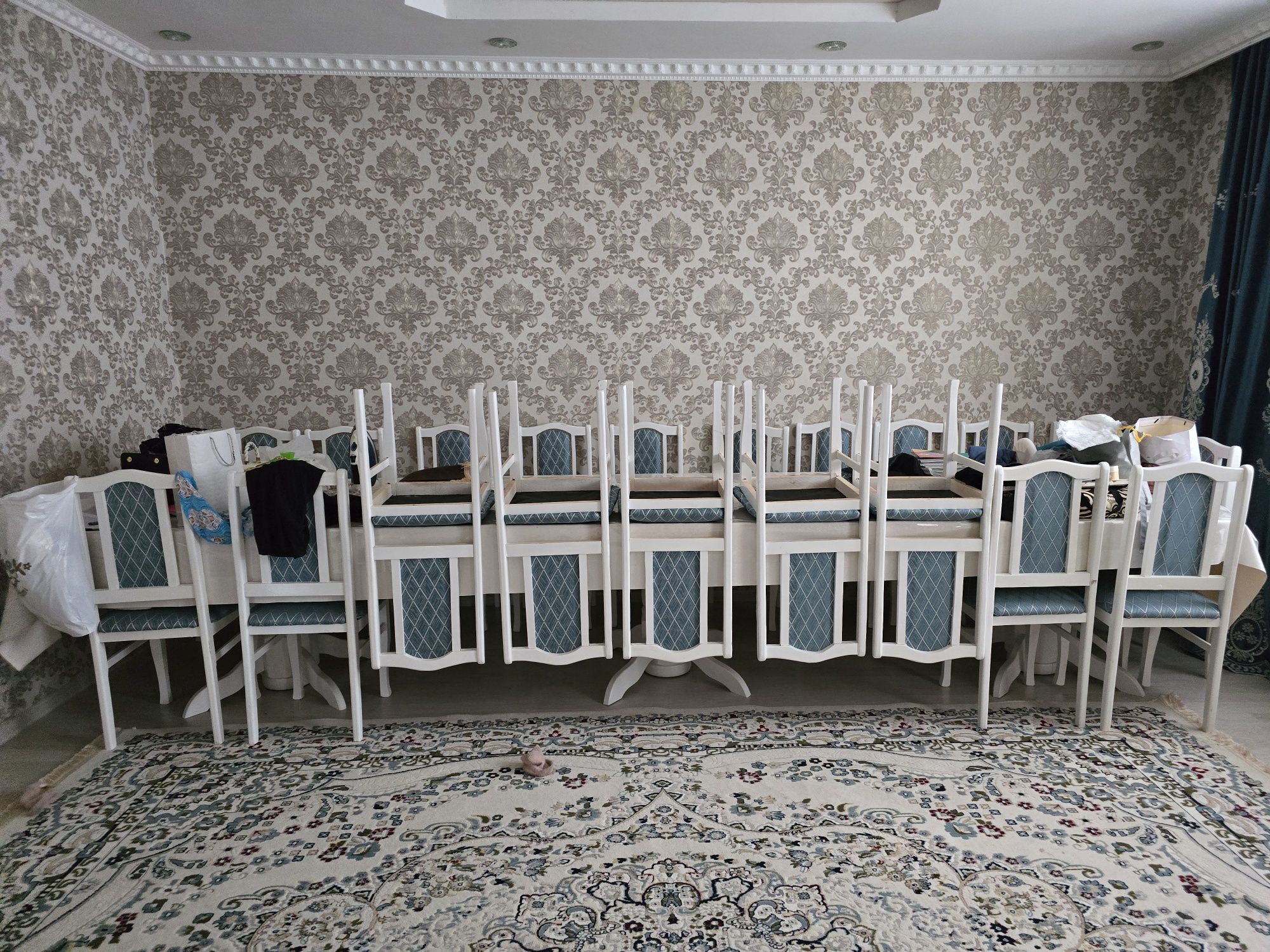 Стол со стульями