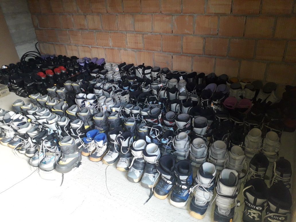 Vând schiuri, clapari si boots pt snowboard