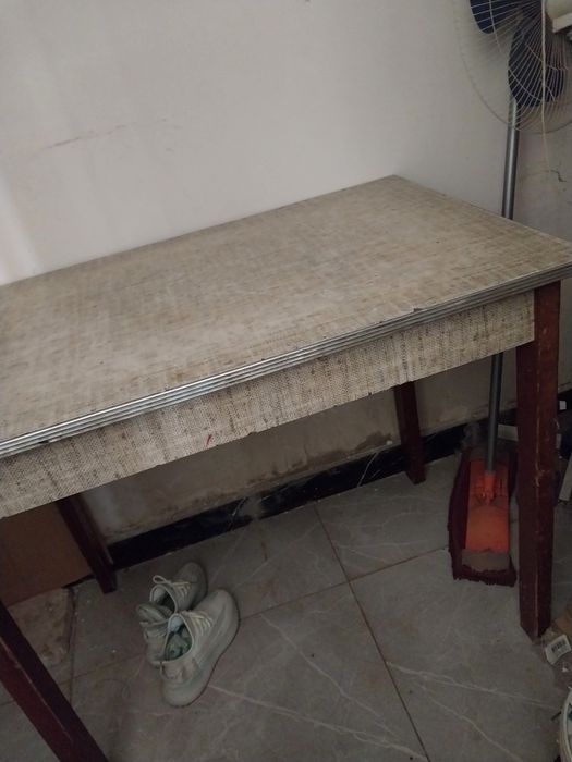 Стол обеденный .Размер 80 на 50. Стол буна 50.удобный столик ,пока куп