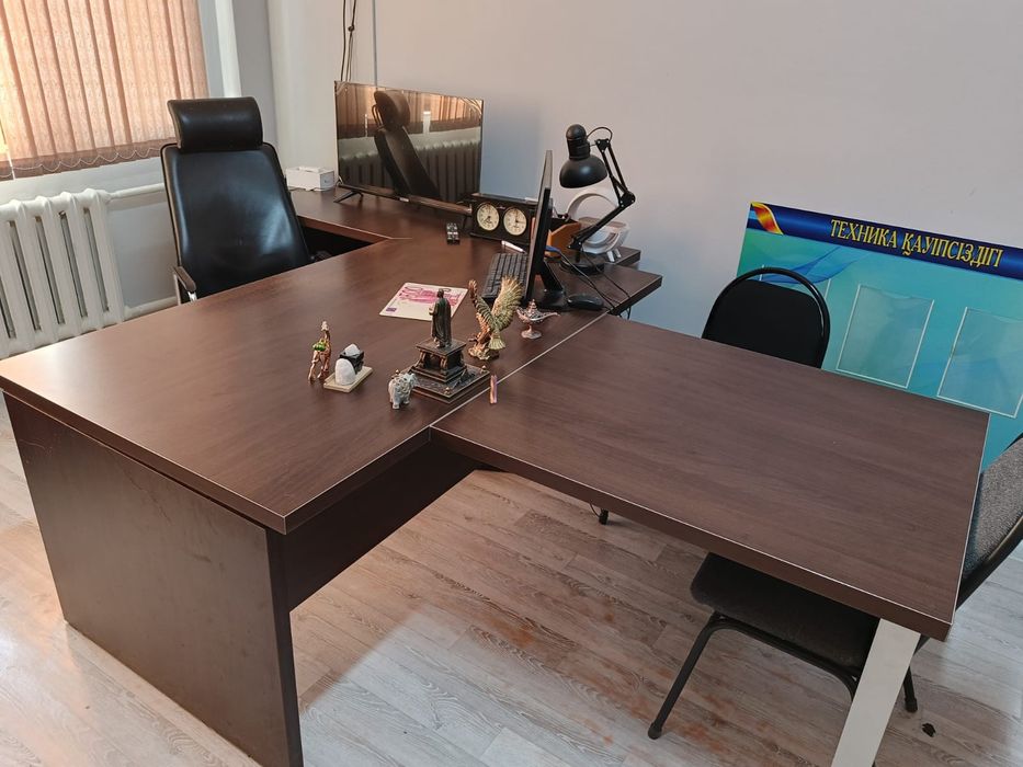 Офисная мебель, большой шкаф, маленький шкаф, 2 стола, кресло