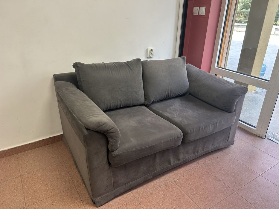 Двуместен сив диван