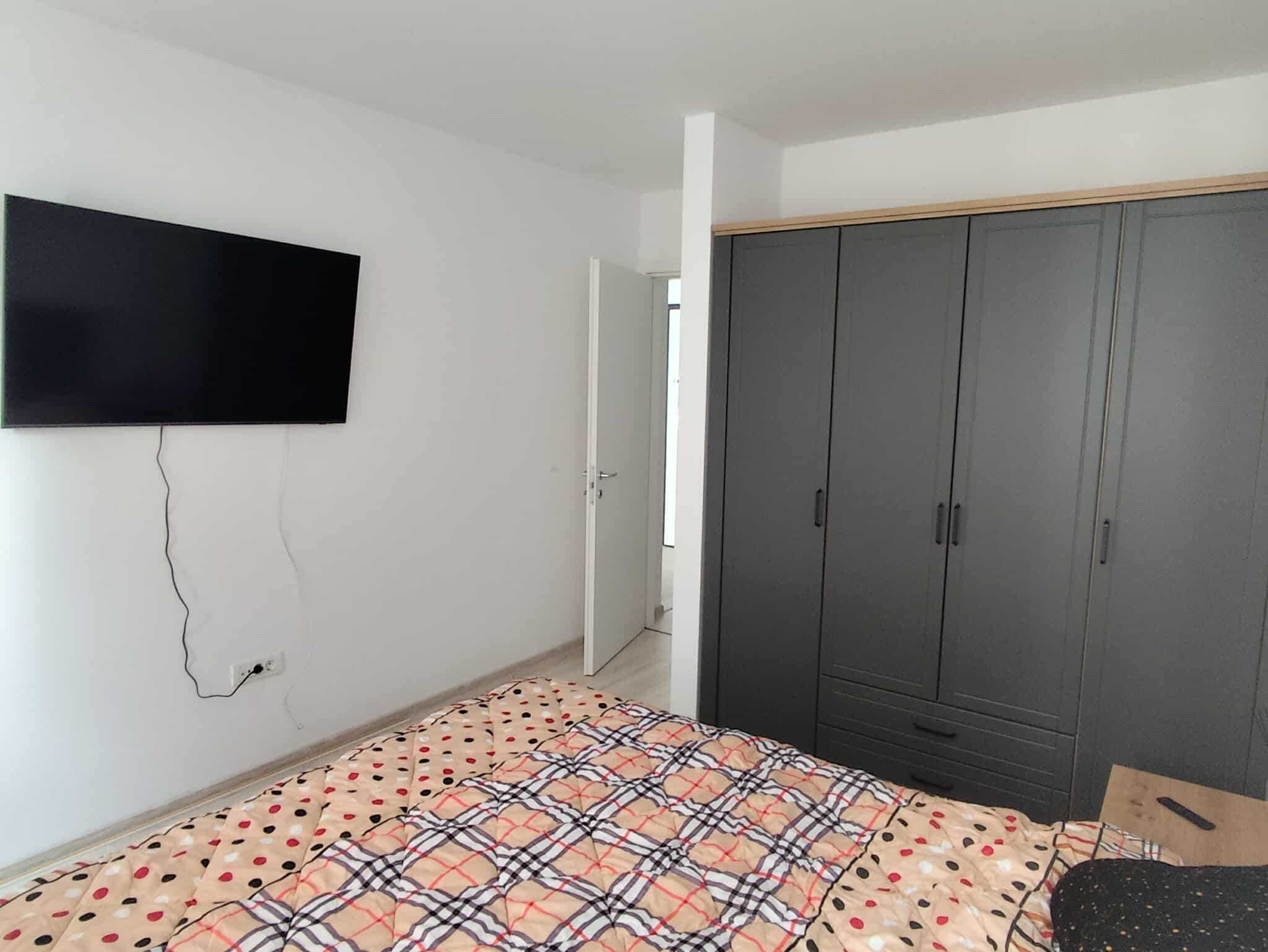 Inchiriez apartament zona Coresi