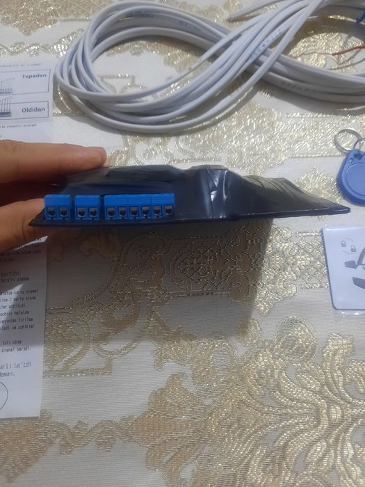 Avtomashinalar uchun karta orqali eshiklarni ochish va yopish tizimi.