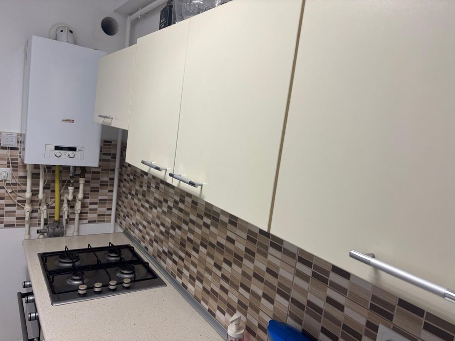 Mobilier de bucătărie complet bej / ivory + chiuvetă și baterie