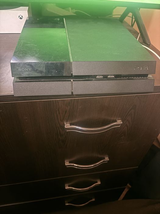 Vand Ps4 Modat (9.00) plus 2 manete.