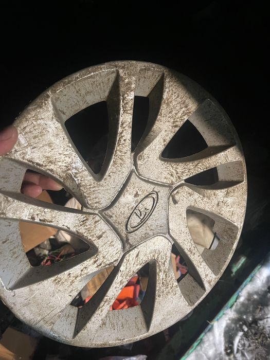 Продам гранта колпаки по одной штуки