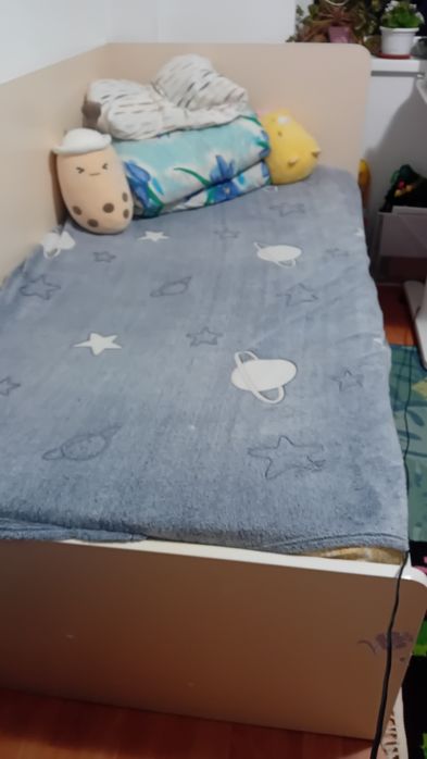 Pat de o persoana cu 2 sertare de depozitat roz + saltea