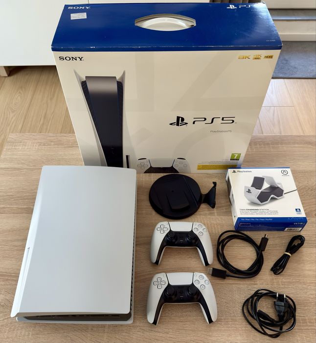 PlayStation 5 Disc Edition, с два контролера и зарядна станция