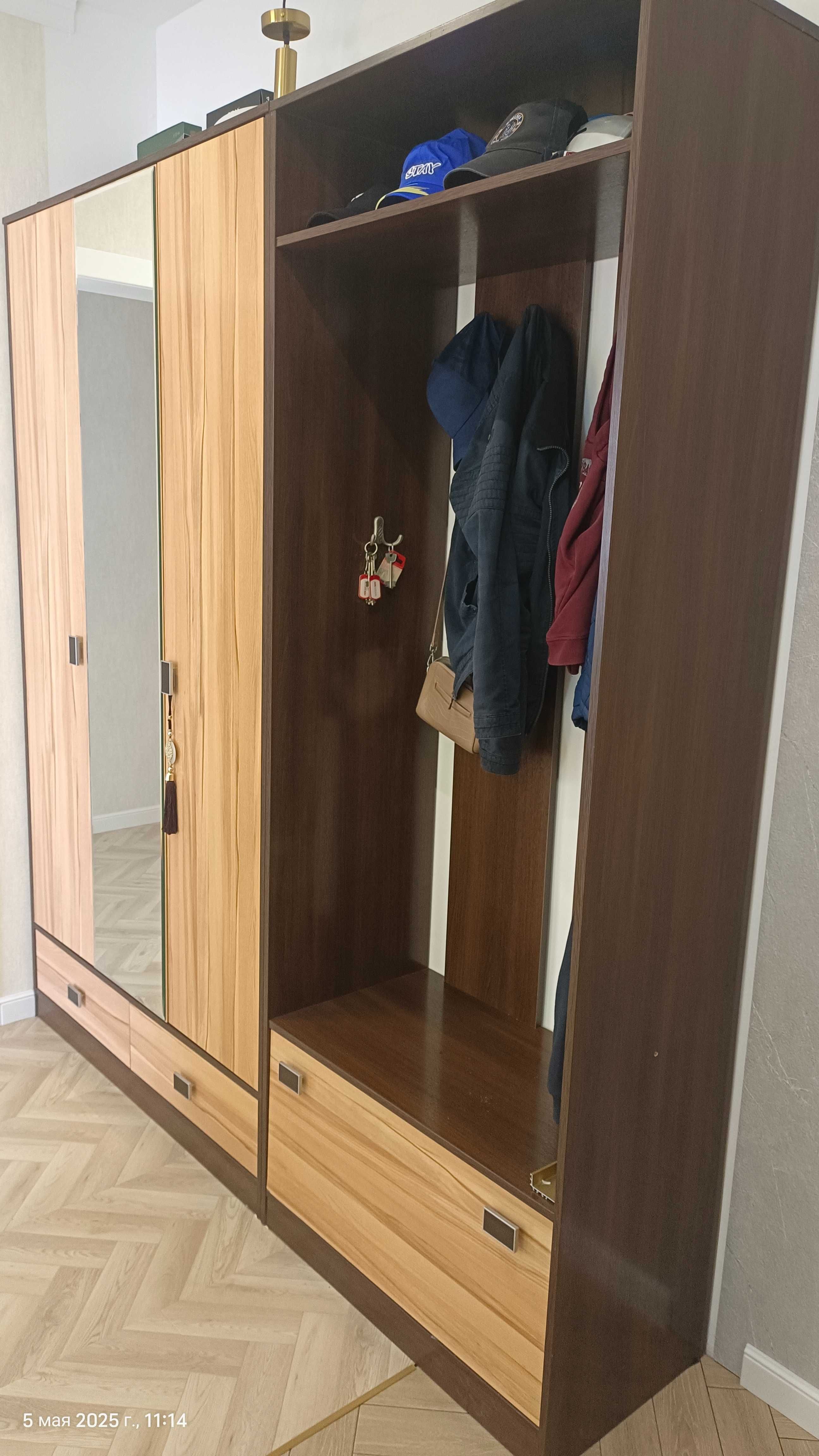 Продам шифоньер для прихожей в хорошем состоянии.
