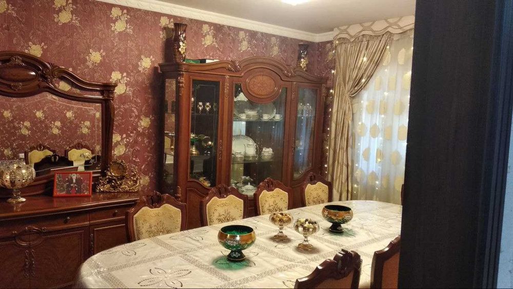 Продаётся 5-комнатная квартира с очень хороший локацией.