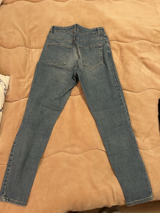 Различни сини дънки