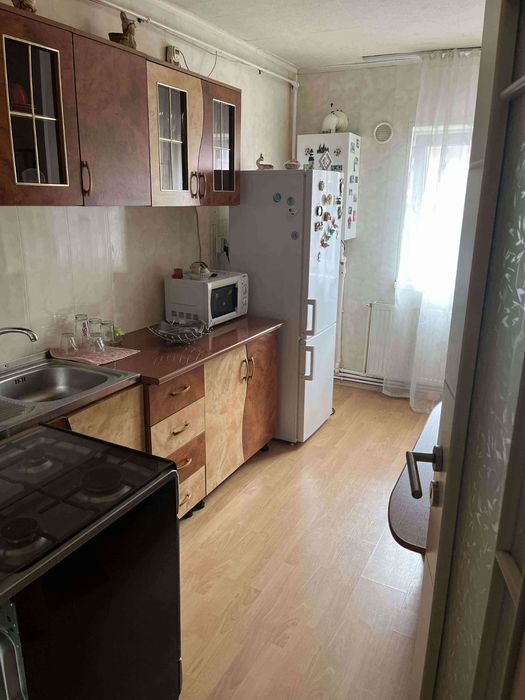 Vând apartament cu 4 camere