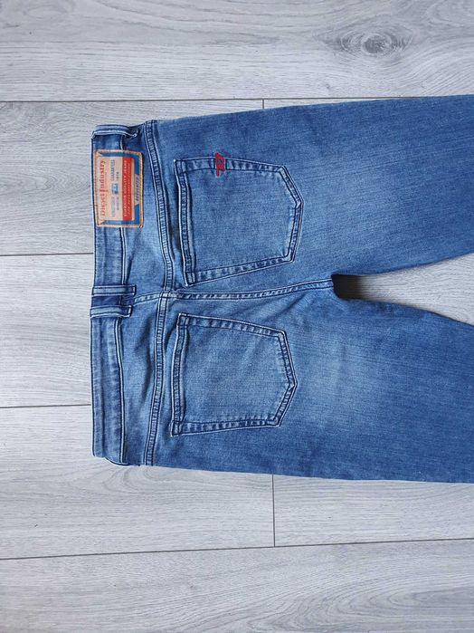 Blugi DIESEL "Sleenker" - Marime W31 L32 (Talie 84 cm)