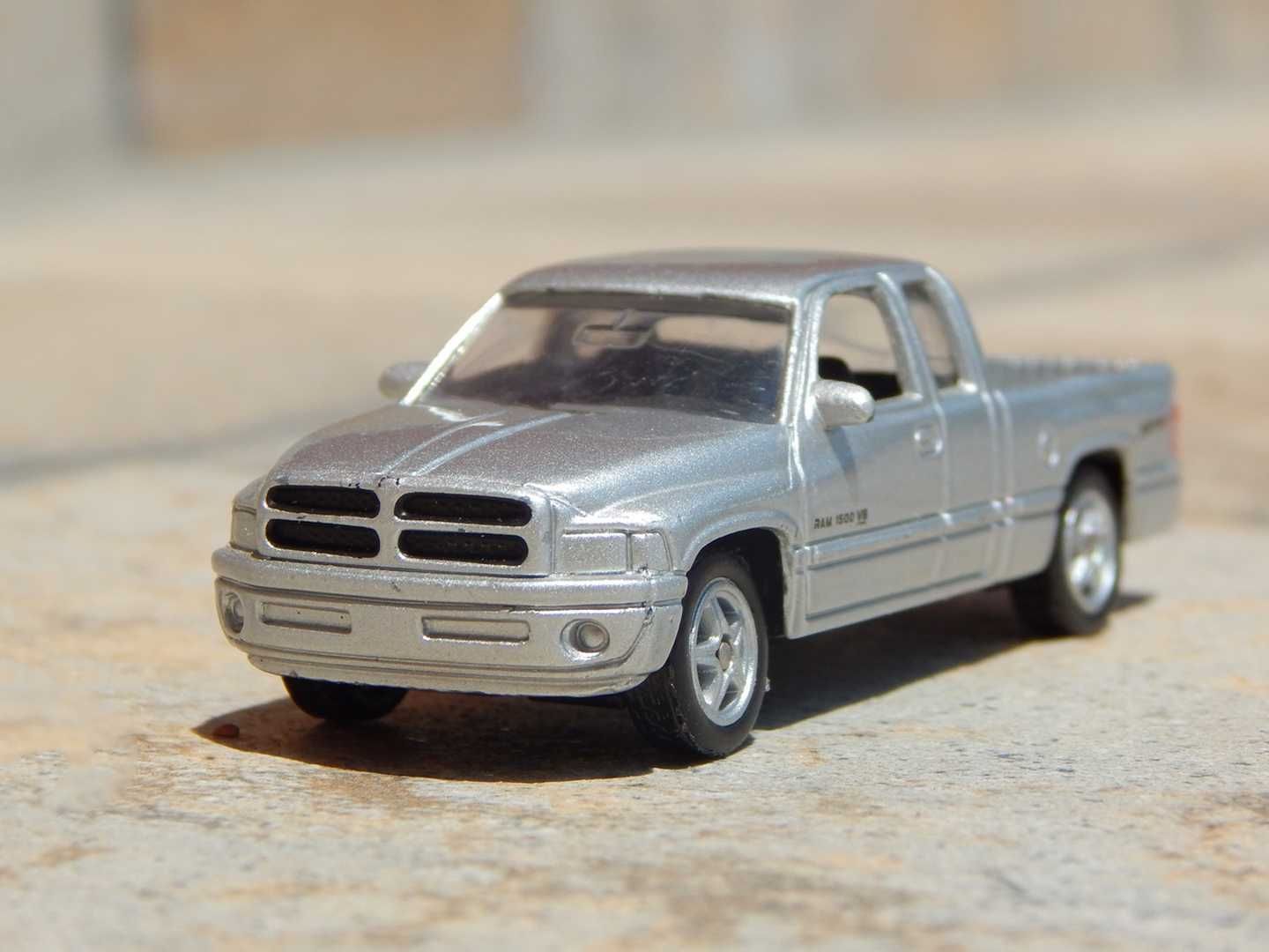 Macheta camioneta pickup Dodge RAM 1500 V8 Sport sc 1:60 2002