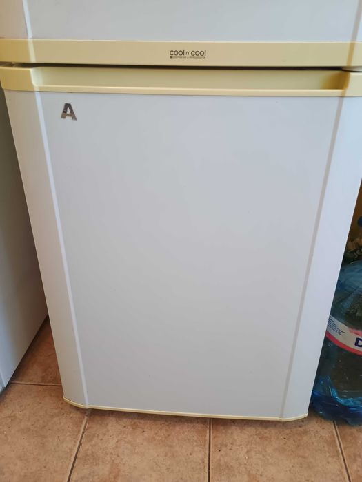 Продавам работещ и запазен хладилник с фризер Samsung