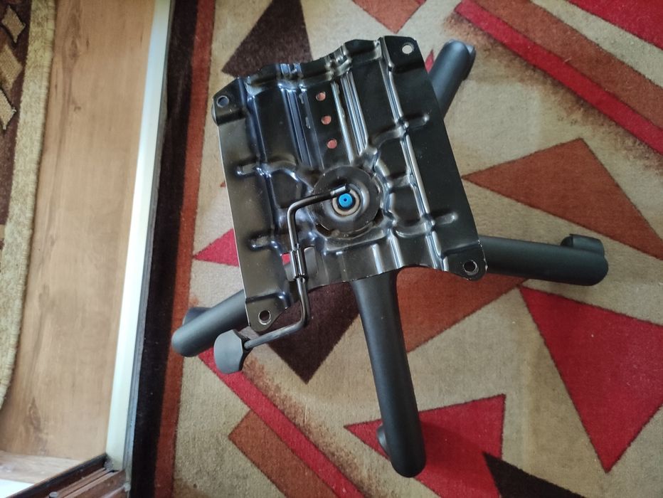 Продавам офис столове и части за тях