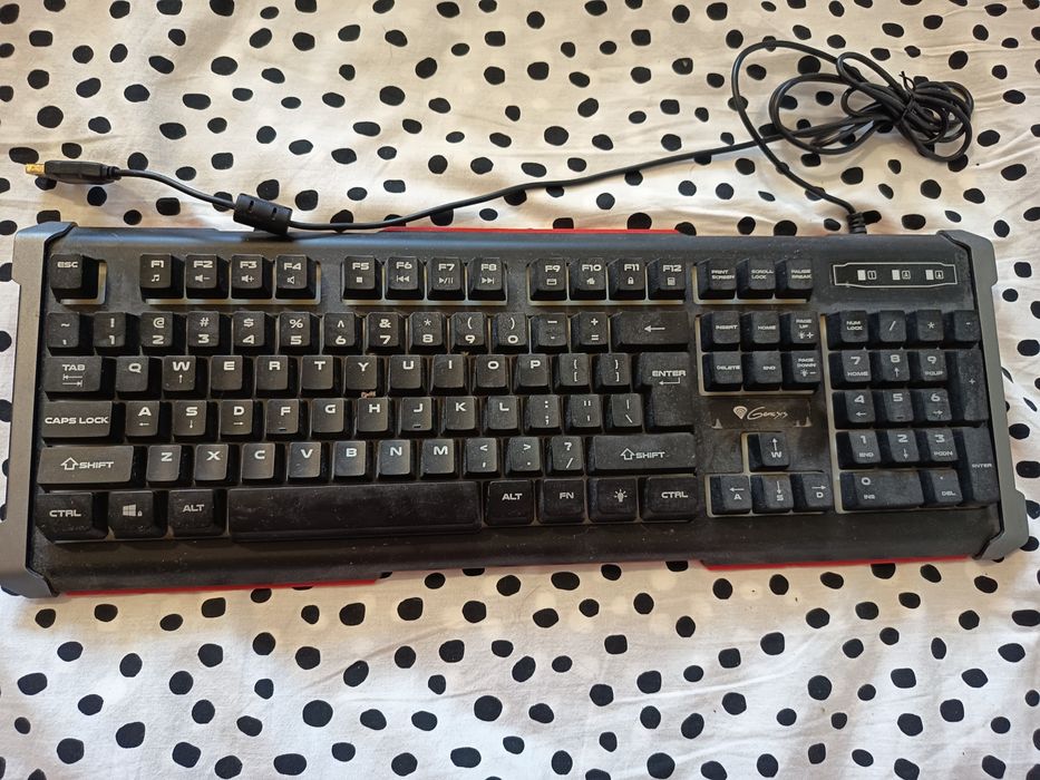 Клавиатура, слушалки и игра