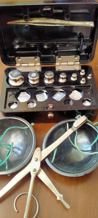 Весы и два комплекта гирь