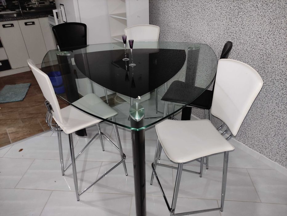 Трапезна маса със стъклен плот и столове