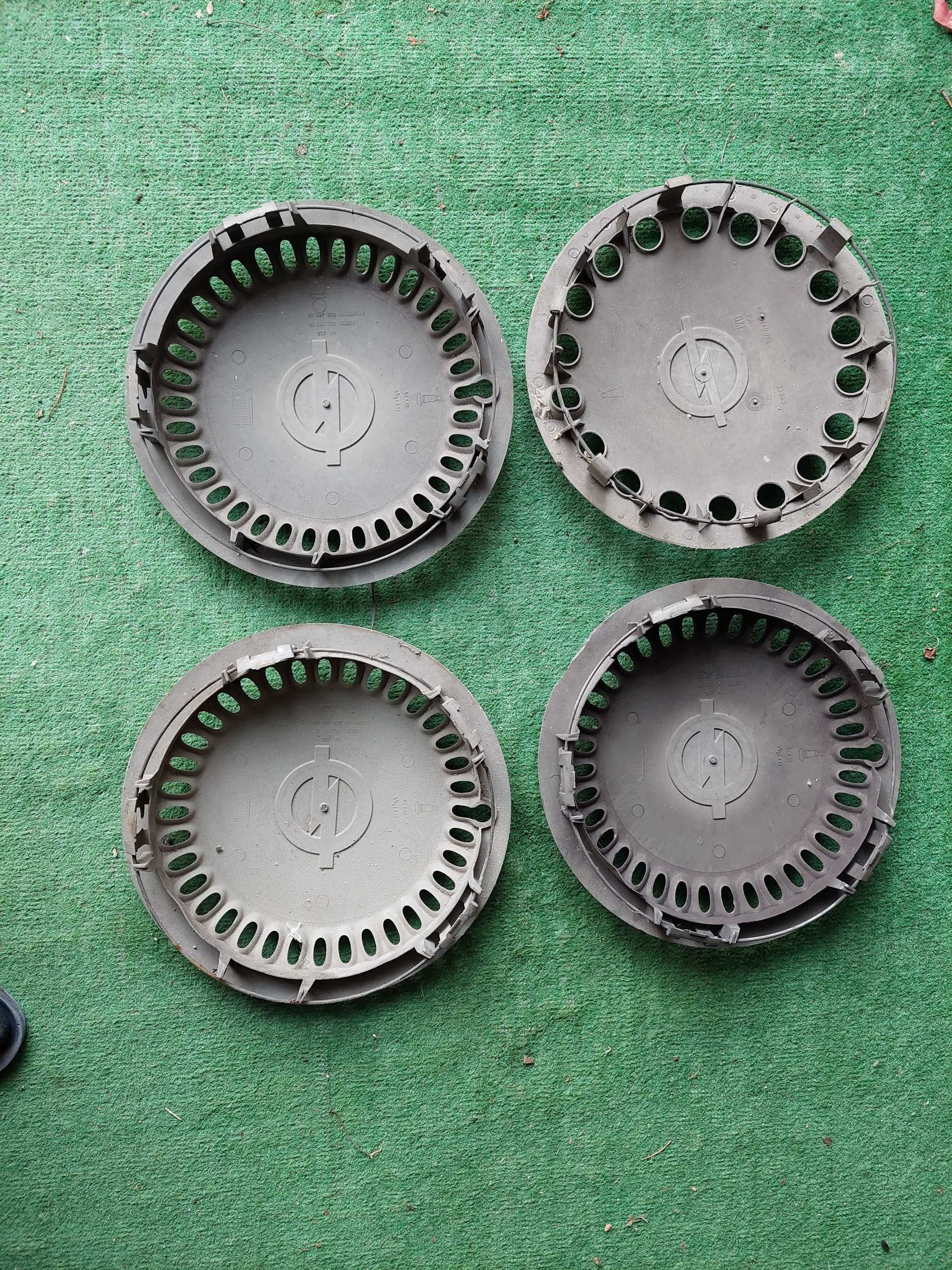 Set 4 capace roti originale GM Opel pe 13 , pret 40Lei