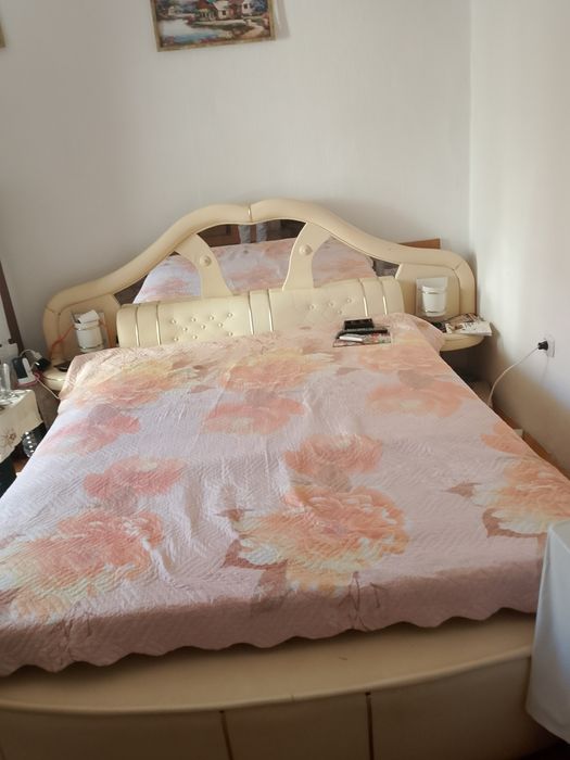 Кожена ,Бяла спалня с нощни лампи ,без матрак , много здрава