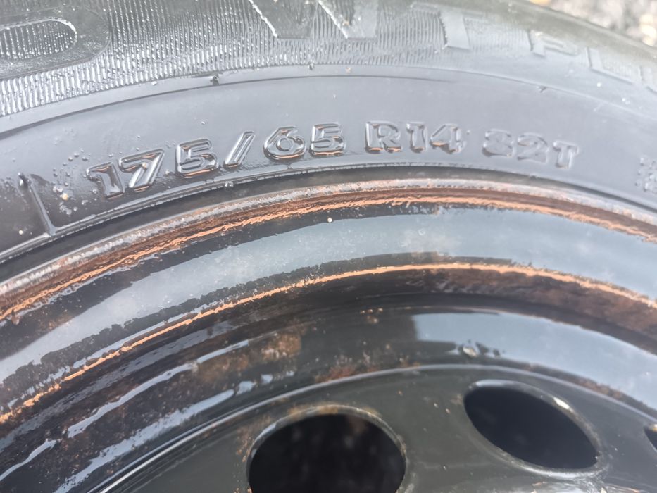 Vând 4 cauciucuri cu jante