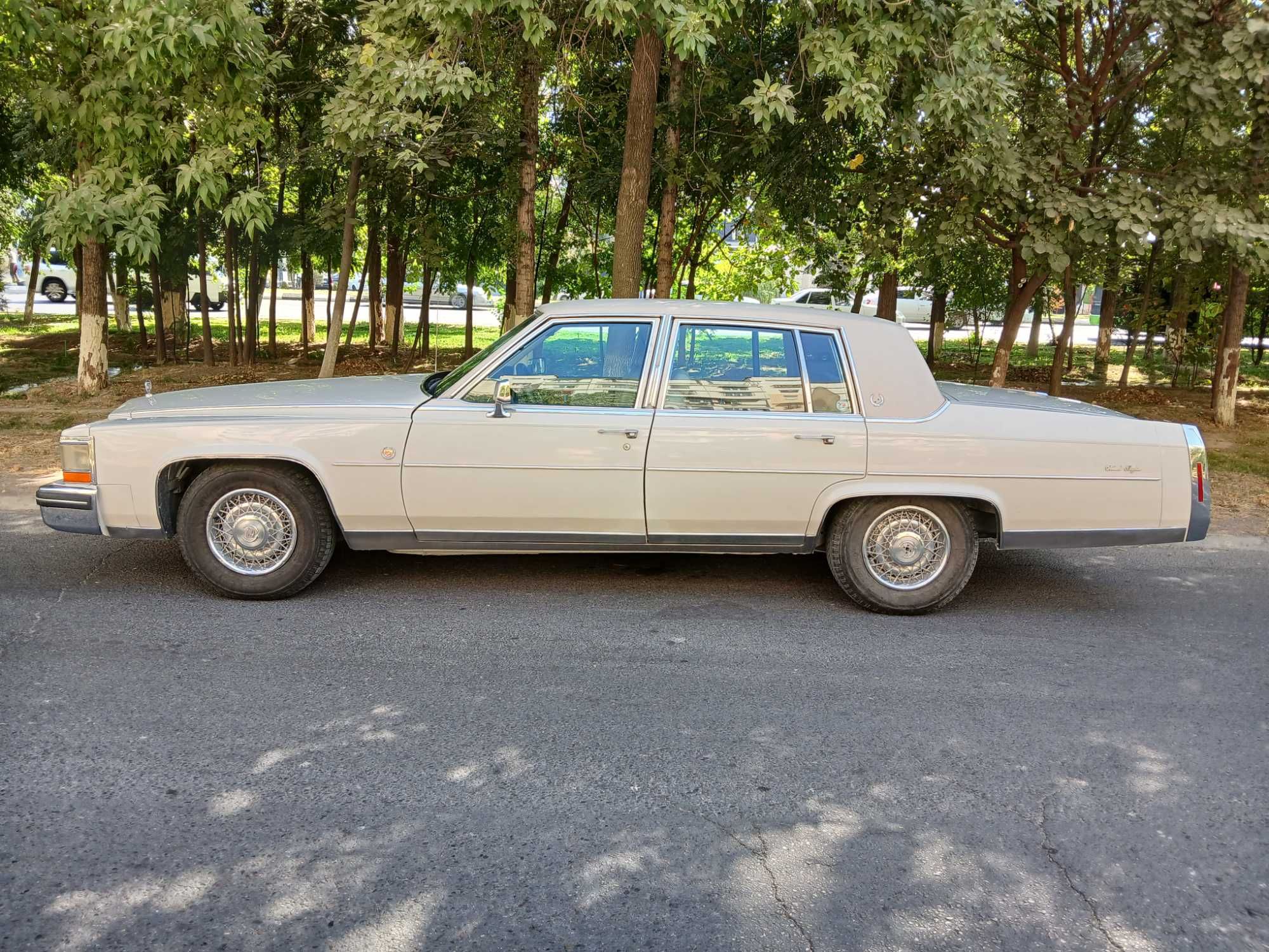 Cadillac fleetwood brougham 1984