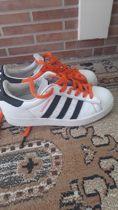 Adidași marca Adidas