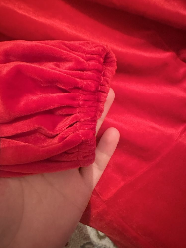 Красное бархатное вечернее платье