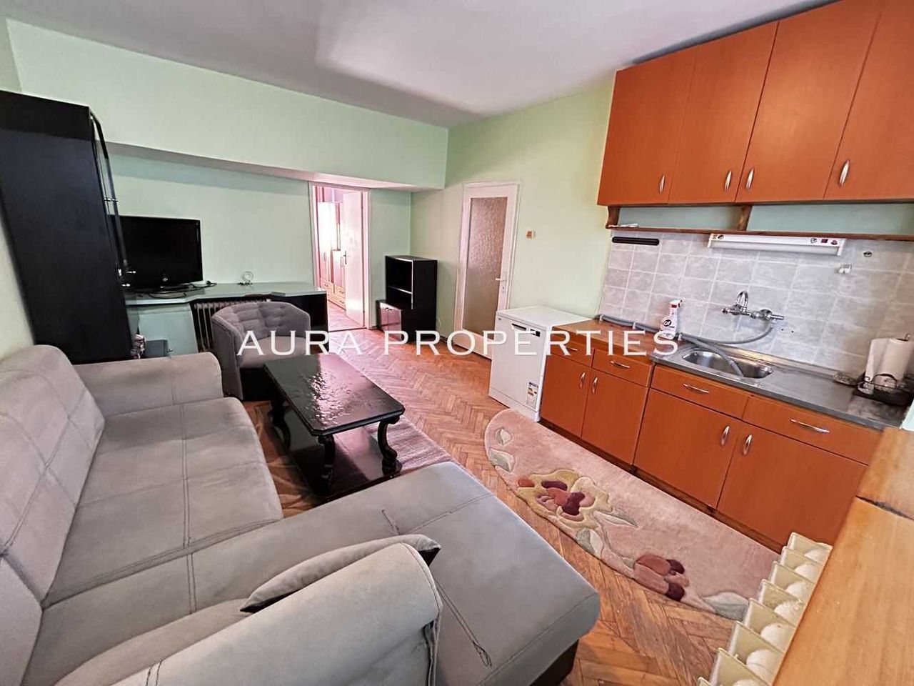 Дава се под наем Тристаен апартамент в Разград, Център - 90 кв.м за 306 € - Снимка #1