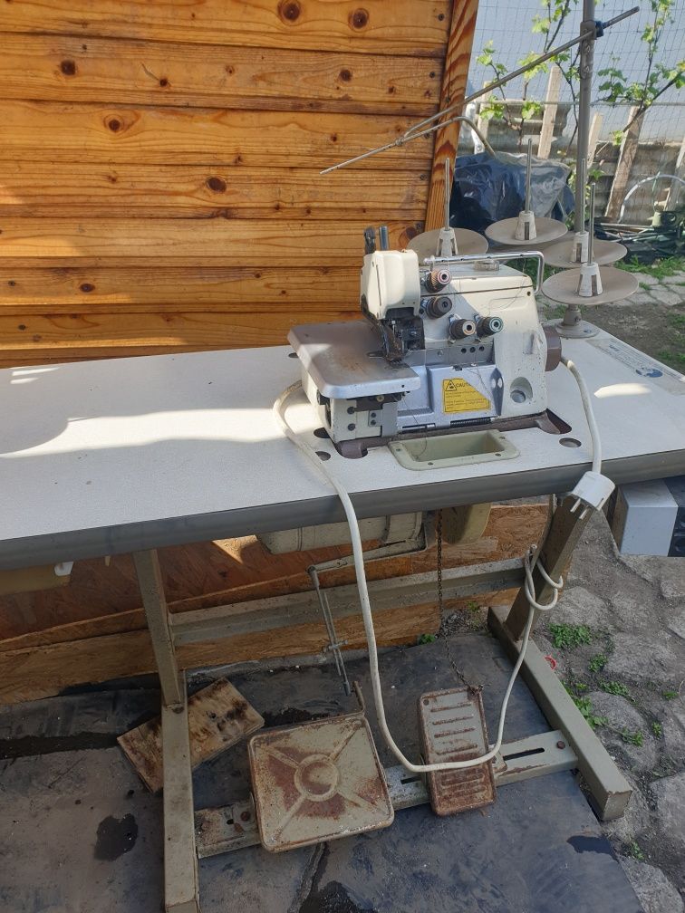 Vind 2 mașini cusut industriale și una de surfilat industriala