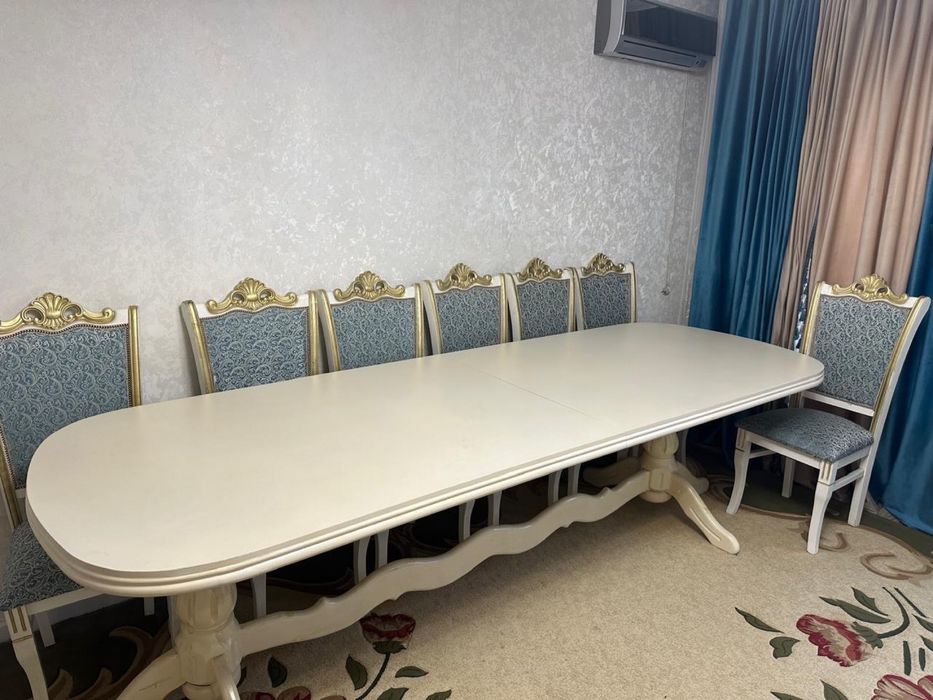 Стол с стульями