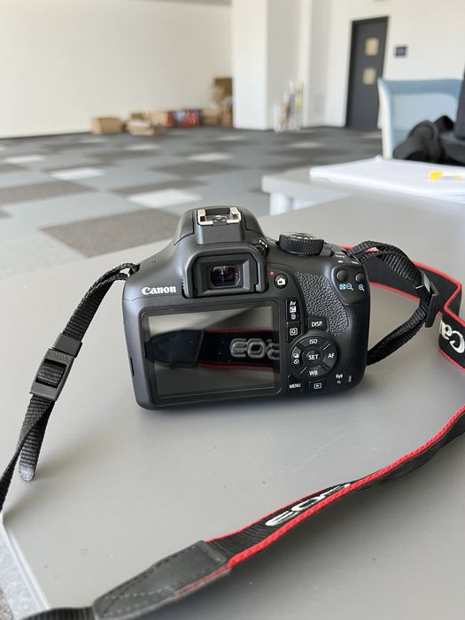 Фотоапарат Canon EOS 1300D + Canon ESF 18-55mm