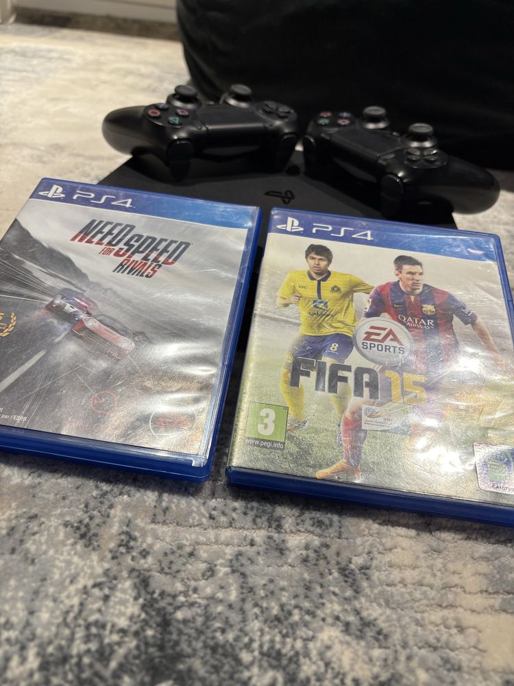 PS4 в отличном состоянии + бонус: 2 игры и 2 геймпада!