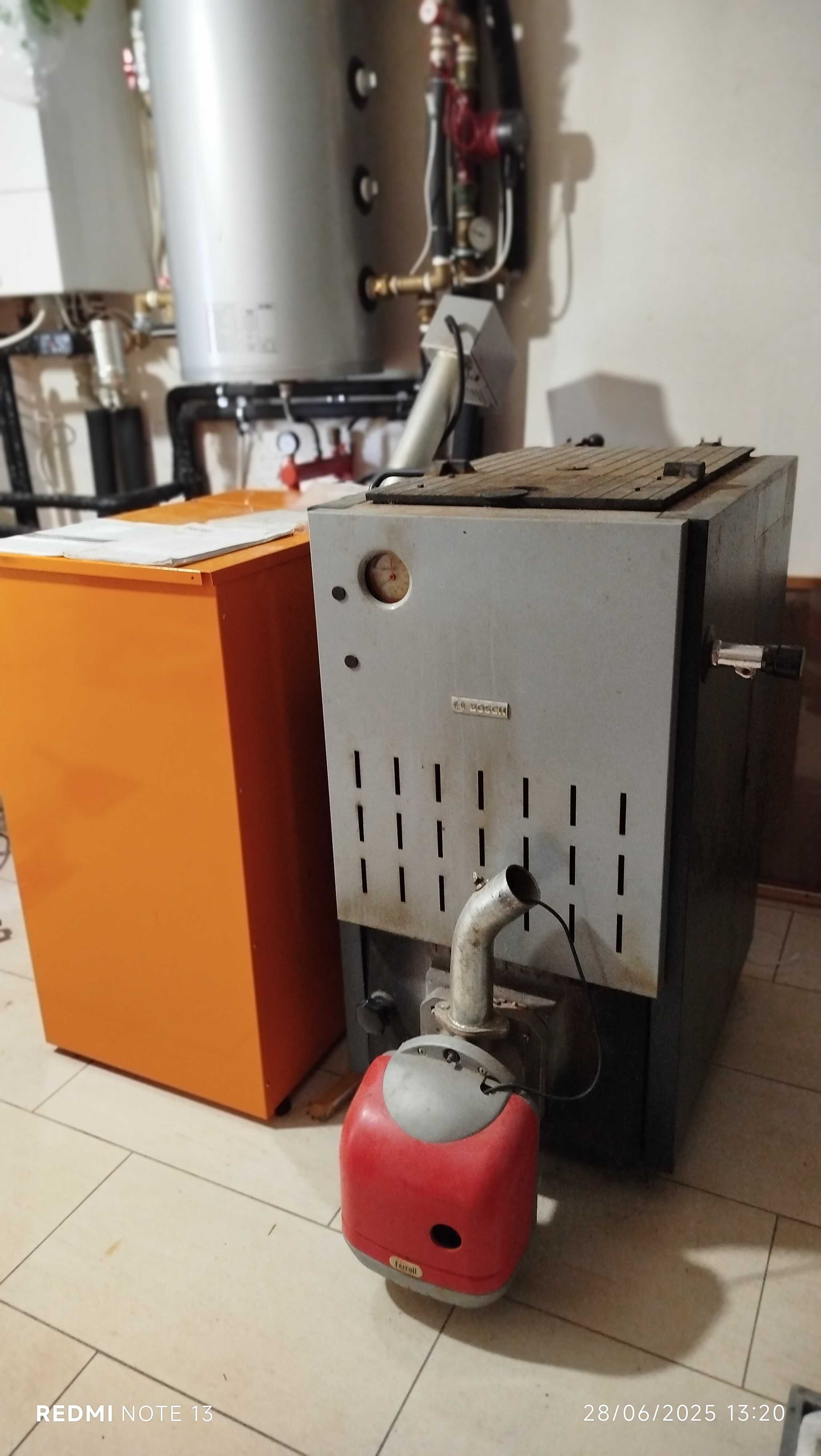 Продавам пелетен котел BOSCH 32 kw с горелка и контейнер