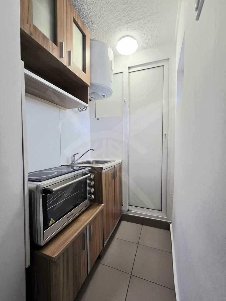 Дава се под наем Едностаен апартамент в Варна, Червен площад - 30 кв.м за 225 € - Снимка #2