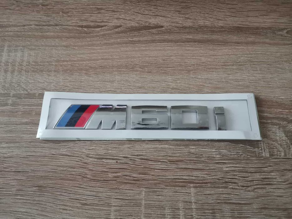 сребристо лого BMW M60i